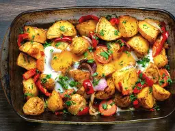 Prosta zapiekanka warzywna w sosie pomidorowym, która zachwyci smakiem