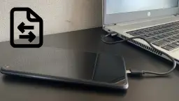Jak zgrać zdjęcia z aparatu na laptopa? Podłącz telefon do laptopa kablem USB, aby przenieść pliki.