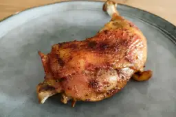 Piekarnik elektryczny: udka z kurczaka z chrupiącą skórką? Oto przepis!