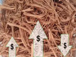 Kupa miedzianych przewodów z zielonymi strzałkami wskazującymi w górę i w dół, z symbolami dolara.