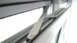 Metalowy element okna uchylnego, który może pomóc w sytuacji, jak otworzyć uchylone okno z zewnątrz.