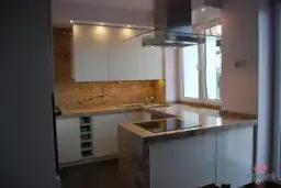 Jaki kamień do kuchni na ścianę? Odkryj trwałe i stylowe opcje