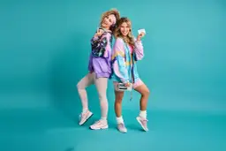 Impreza w stylu lat 80: Jak się ubrać i stworzyć look dekady!