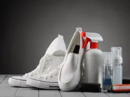 Skuteczne sposoby na zmycie żółtych plam z białych butów