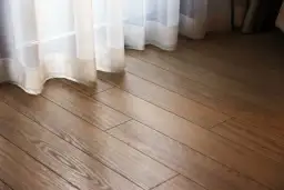 Jak układać panele podłogowe v-fugą bez błędów i frustracji