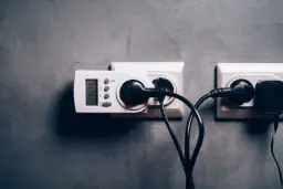 Jak sprawdzić bezpiecznik miernikiem? Poradnik krok po kroku