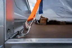 Jak przewieźć lodówkę na leżąco? Uniknij kosztownych błędów!