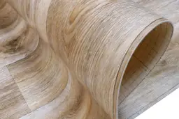 Elastyczny gumolit na balkon z wzorem drewna. Idealny do stworzenia przytulnej przestrzeni na świeżym powietrzu.