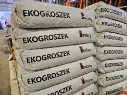 Stosy worków z ekogroszkiem. Zastanawiasz się, czy na ekogroszek będzie dofinansowanie? Sprawdź dostępne programy.