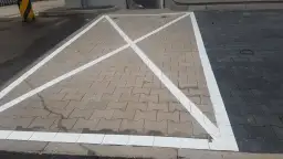 Nowe linie wyznaczają parking z kopertą, czyli miejsce dla osób niepełnosprawnych.