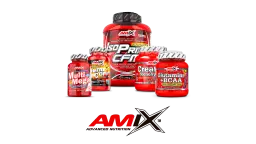 Varios suplementos deportivos de la marca Amix en envases rojos, incluyendo proteína y cápsulas.