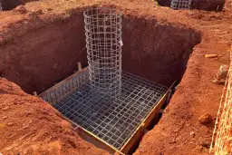 Zbrojenie słupa fundamentowego w wykopie. Przygotowanie do betonowania, by jak zabezpieczyć fundamenty na zimę.