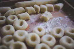 Jaki sos do klusek śląskich? Odkryj najlepsze przepisy i smaki