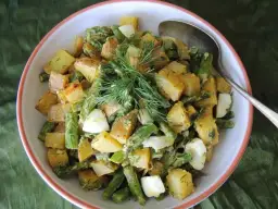 Sałatki na grilla: 3 rewelacyjne przepisy, które zachwycą gości!