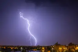 Jak zrobić zdjęcia piorunów? Poradnik: Bezpieczeństwo i ustawienia.