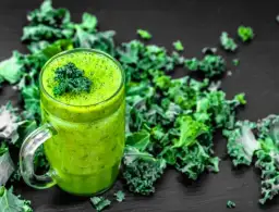 Koktajl z jarmużu na odchudzanie – proste przepisy i zdrowe składniki