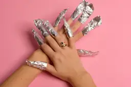 Jak bezpiecznie zmywać hybrydę? Krok po kroku dla zdrowych paznokci