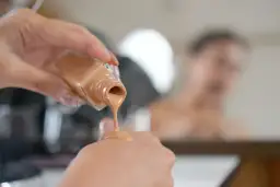 Idealny podkład rozświetlający? Ranking TOP 7 i triki eksperta