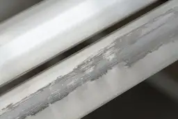 Aluminium nie rdzewieje, ale może ulec korozji, co widać na tych metalowych profilach.