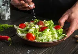 Jakie przyprawy do sałatki jarzynowej, aby wzbogacić jej smak?