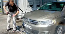 Jak prawidłowo myć auto, aby uniknąć zarysowań i uszkodzeń