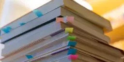 Gdzie oddać stare podręczniki szkolne, aby zyskać lub pomóc innym