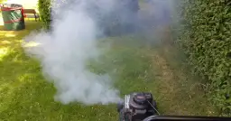 Dlaczego kosiarka dymi na biało? Oto przyczyny i rozwiązania problemu