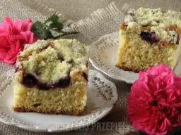 Przepis na ciasto drożdżowe z jeżynami, które zachwyci każdego