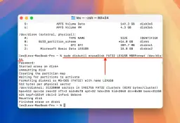Okno terminala na Macu z poleceniem formatowania pendrive'a.