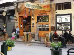 Ateny: Gdzie zjeść jak Grek? Unikaj pułapek, jedz smacznie!