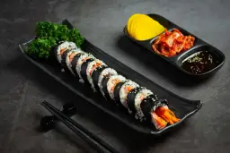 Kimbap a sushi: Kluczowe różnice w ryżu, nadzieniu i smaku