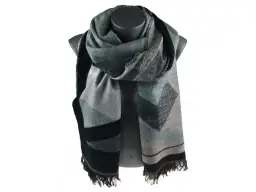 Jaki szalik do czarnego futerka? Oto kolory, które zachwycą!