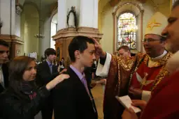 Co robi świadek na bierzmowanie? Odkryj kluczowe obowiązki i wsparcie