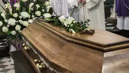 Ile trwa pogrzeb na cmentarzu? Poznaj czas trwania ceremonii pogrzebowych