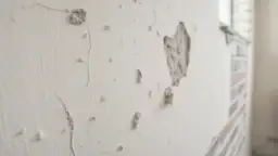 Sypiący się tynk: Ratować czy skuwać? Poznaj skuteczne metody.