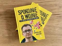 Skąd pochodzi wyrażenie spokojnie jak na wojnie i co oznacza?