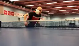 Czy w tenisie stołowym trzeba serwować po skosie: Poznaj zasady serwisu