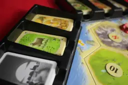 Catan recenzja: odkryj mocne i słabe strony kultowej gry planszowej