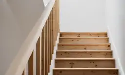 Jak bezpiecznie zabezpieczyć schody bez balustrady – proste i skuteczne rozwiązania