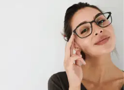 Fryzury które pasują do okularów – wybierz idealny styl dla siebie