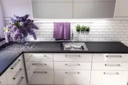 Jaki zlew do blatu laminowanego? Unikaj błędów przy wyborze!