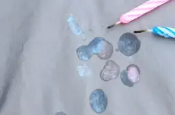 Jak usunąć wosk ze spodni? Sprawdzone metody na plamy