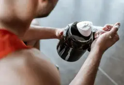 Ile czasu przed treningiem brać kreatynę, aby maksymalnie zwiększyć efekty?