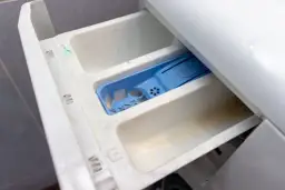 Jak stosować wybielacz w pralce, aby uniknąć uszkodzeń tkanin