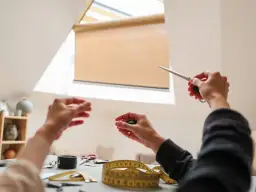 Jak zrobić samemu roletę na okno dachowe – proste i tanie metody