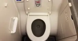 Jak działa toaleta w autokarze? Poznaj jej tajemnice i zasady użytkowania