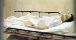 Ostatnie chwile Michaela Jacksona, kiedy zmarł. Król Popu leży na noszach szpitalnych, przykryty białym kocem.