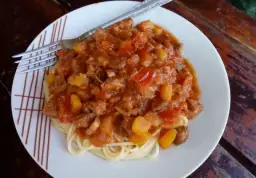 Z czym podawać leczo z kiełbasą? Odkryj idealne dodatki do dania