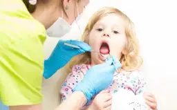 Pierwsza wizyta u dentysty: Kiedy zacząć i jak oswoić malucha?