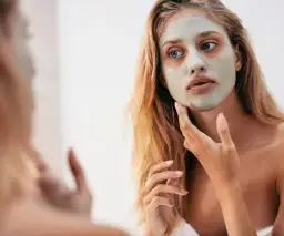 Jak wysuszyć pryszcze? Szybkie metody SOS i apteczne pewniaki